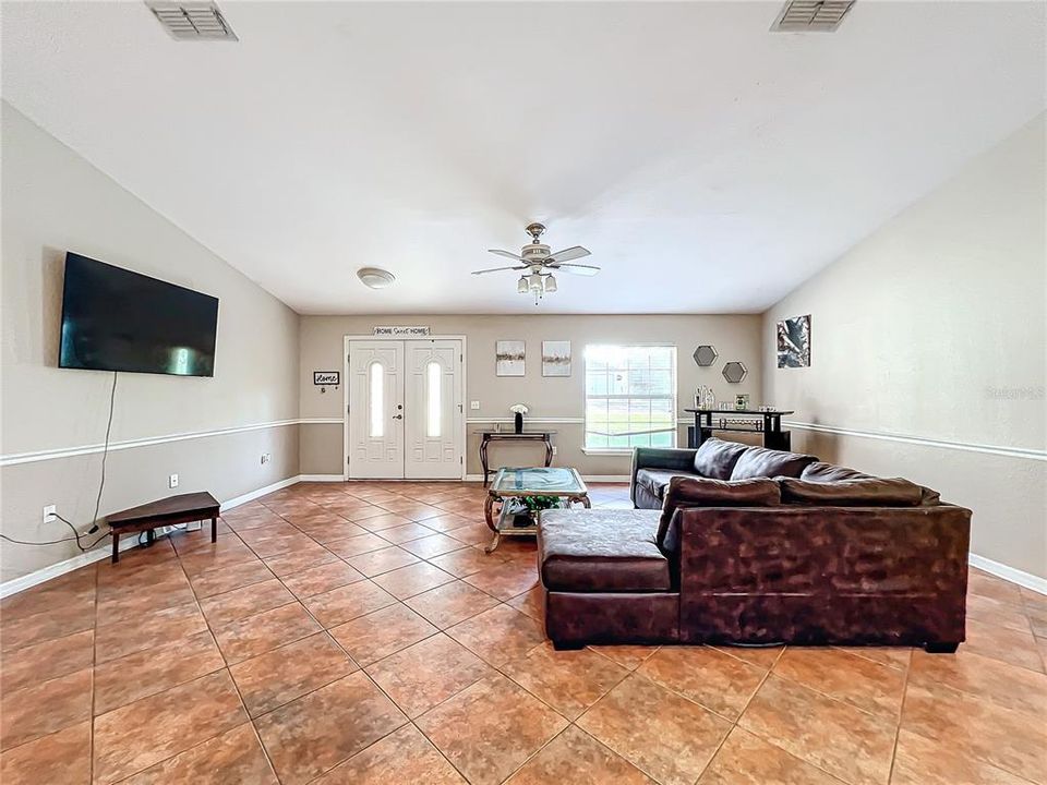 For Sale: $300,000 (3 beds, 2 baths, 1712 Square Feet)