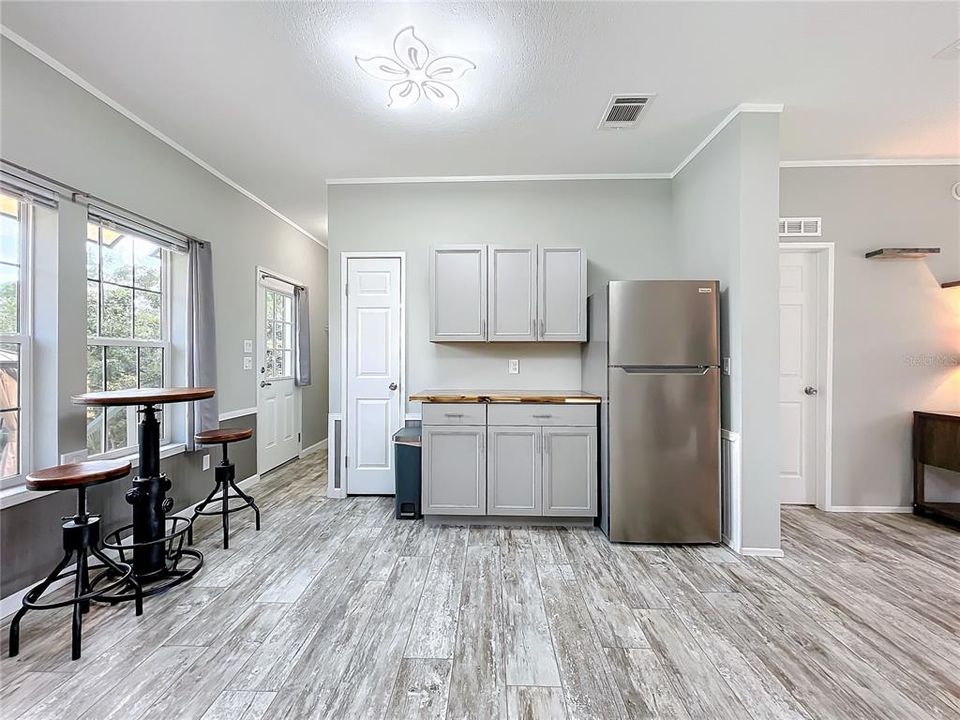 For Sale: $365,000 (3 beds, 2 baths, 1296 Square Feet)