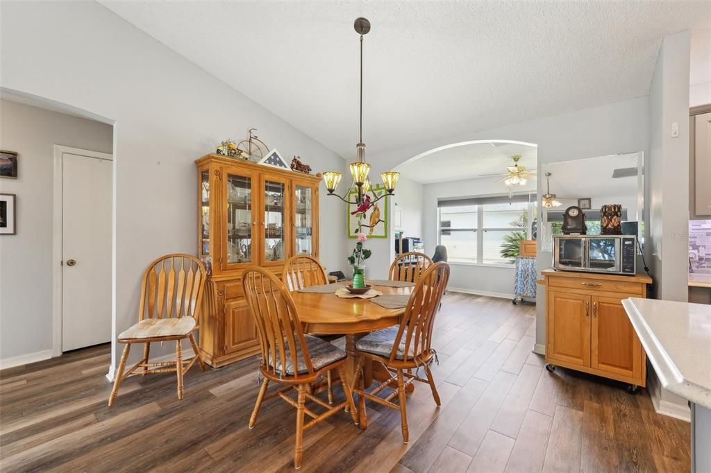 For Sale: $400,000 (3 beds, 2 baths, 1527 Square Feet)