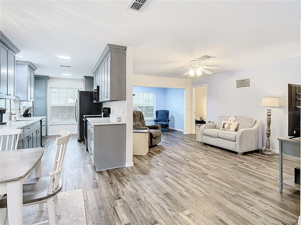 For Sale: $260,000 (2 beds, 2 baths, 1138 Square Feet)