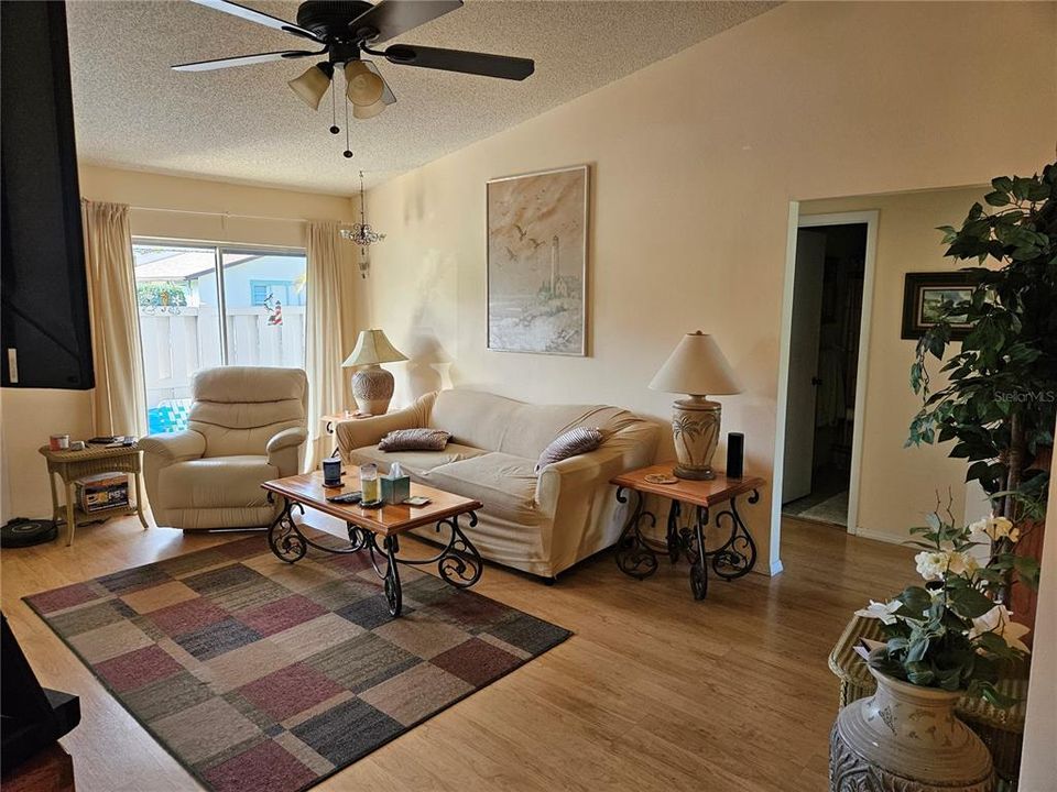 For Sale: $229,000 (2 beds, 2 baths, 1050 Square Feet)