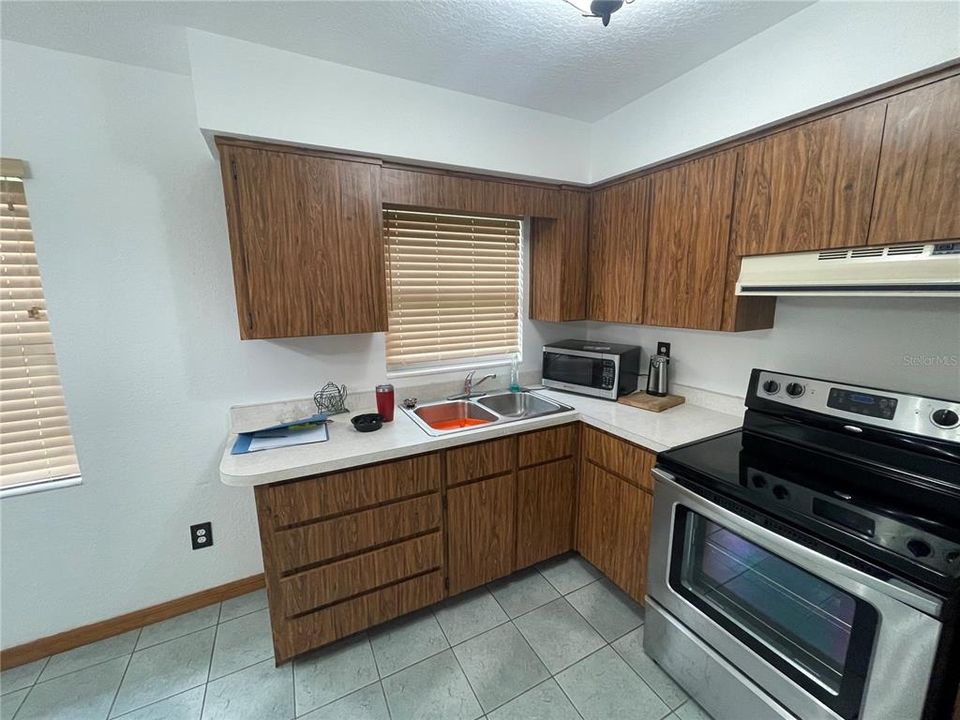 For Sale: $299,000 (2 beds, 1 baths, 900 Square Feet)