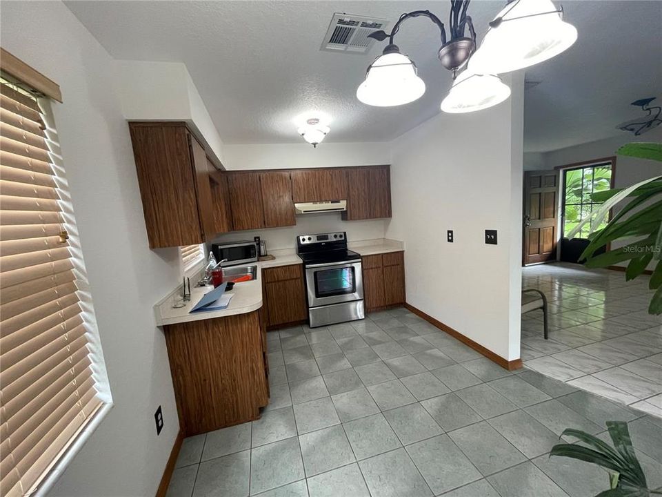 For Sale: $299,000 (2 beds, 1 baths, 900 Square Feet)