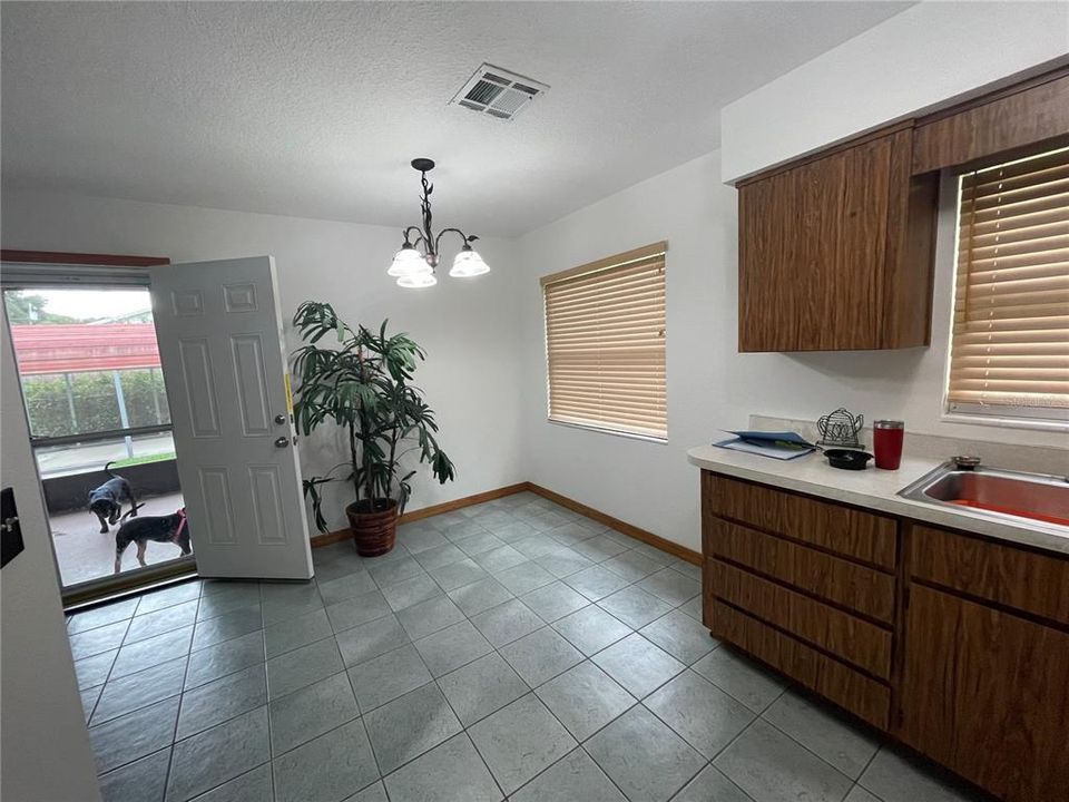 For Sale: $299,000 (2 beds, 1 baths, 900 Square Feet)