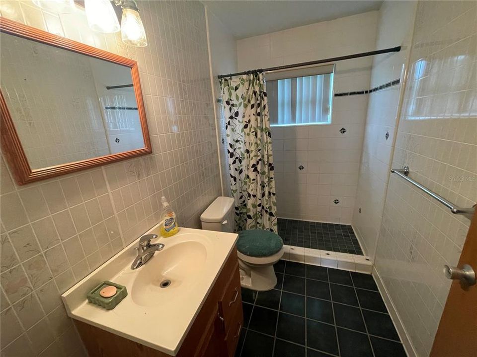 For Sale: $299,000 (2 beds, 1 baths, 900 Square Feet)