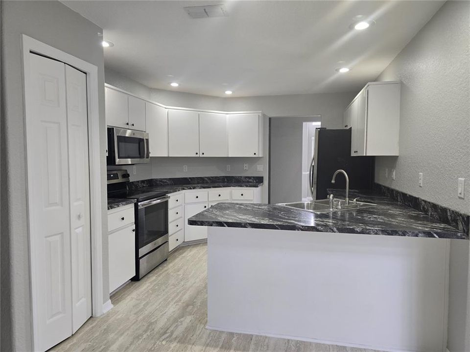 For Sale: $415,900 (3 beds, 3 baths, 2225 Square Feet)