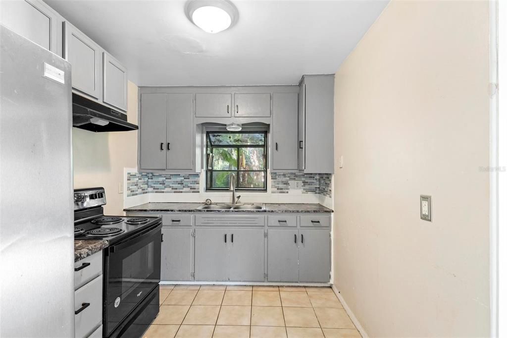 For Sale: $215,000 (2 beds, 1 baths, 856 Square Feet)