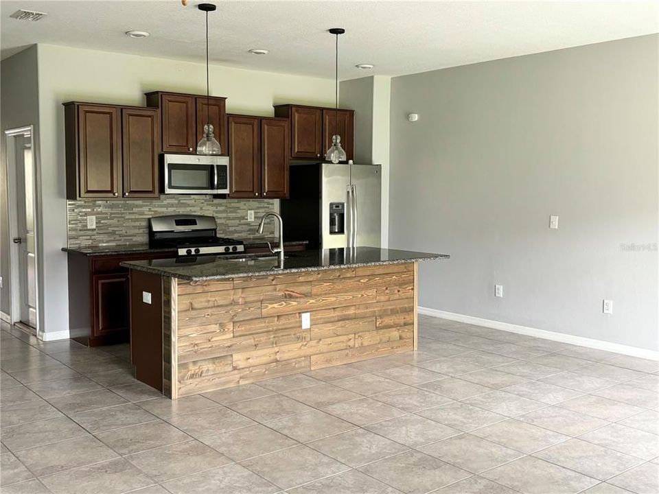 For Rent: $2,250 (3 beds, 2 baths, 1601 Square Feet)