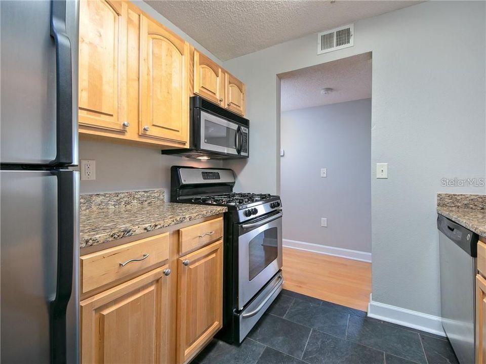 For Rent: $1,400 (2 beds, 1 baths, 830 Square Feet)