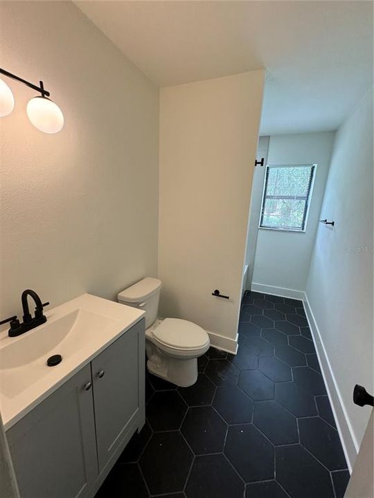 For Rent: $2,175 (2 beds, 1 baths, 835 Square Feet)