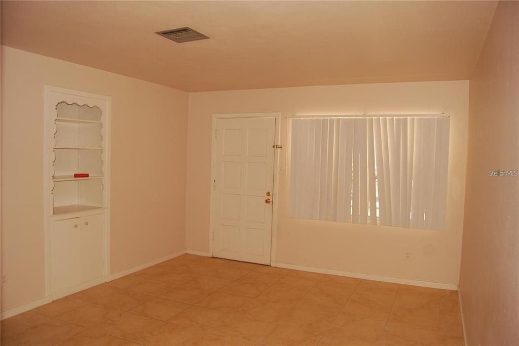 For Rent: $1,350 (2 beds, 1 baths, 959 Square Feet)