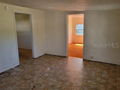 For Rent: $1,100 (2 beds, 1 baths, 738 Square Feet)