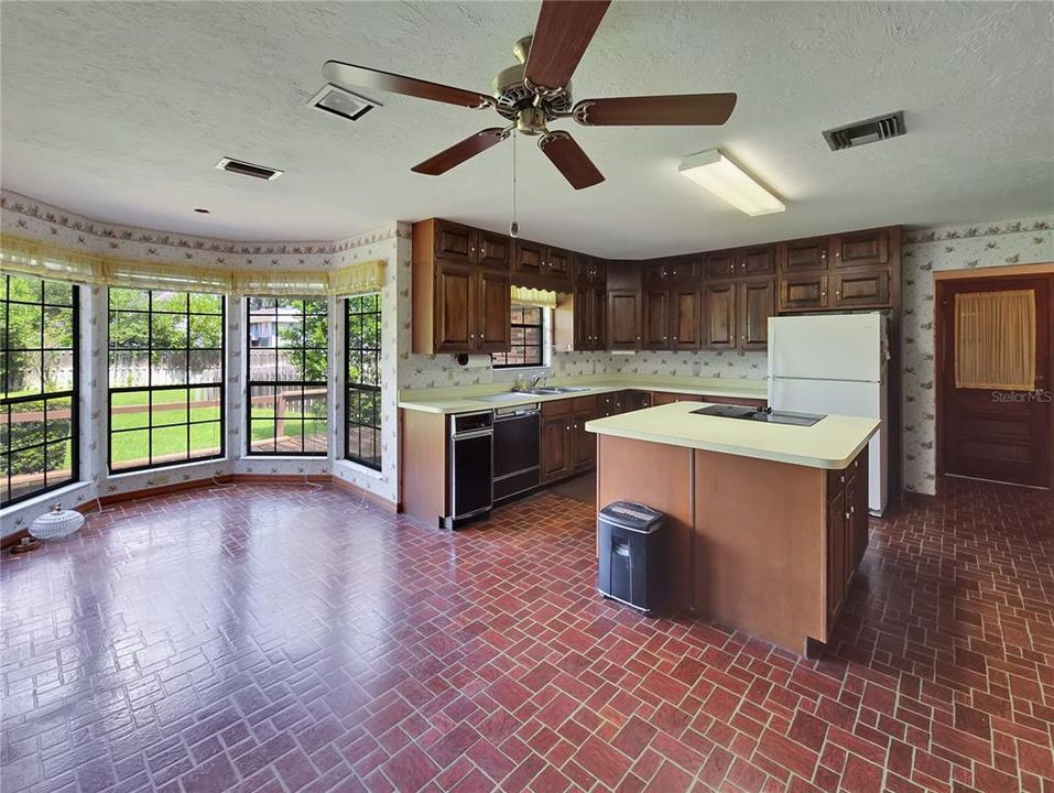 Kitchen & Breakfast Nook