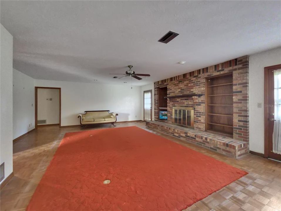 Family Room w/fireplace