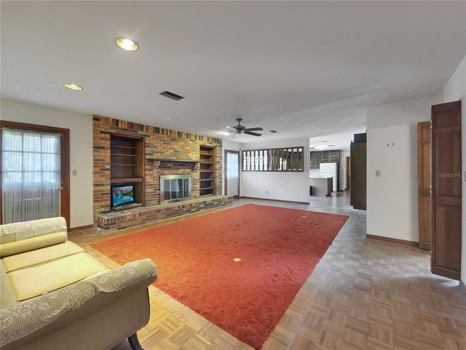 Family Room w/fireplace