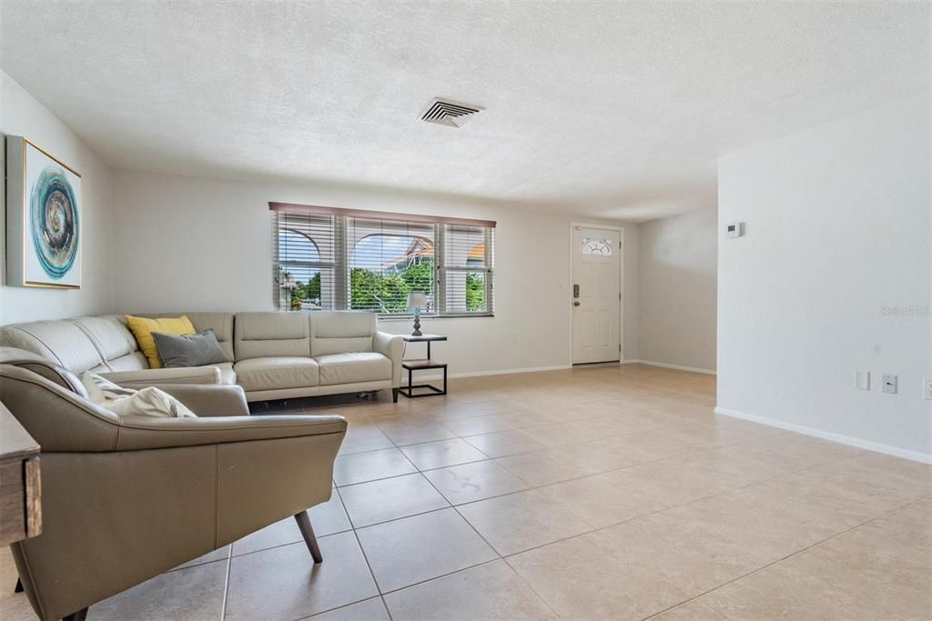 For Sale: $349,000 (2 beds, 2 baths, 1380 Square Feet)