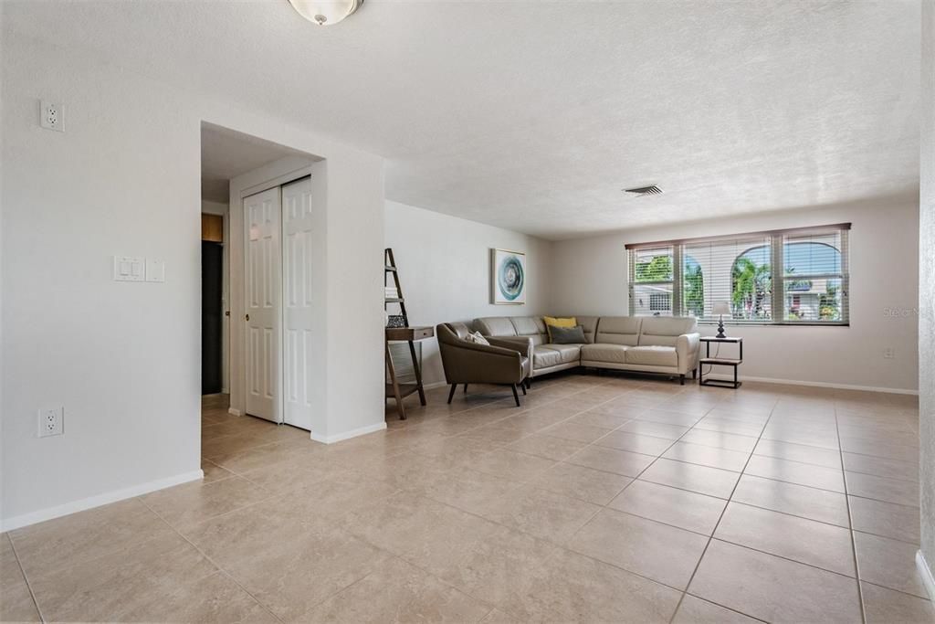 For Sale: $349,000 (2 beds, 2 baths, 1380 Square Feet)