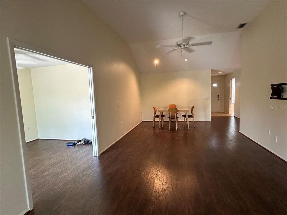 For Rent: $2,500 (2 beds, 2 baths, 1369 Square Feet)