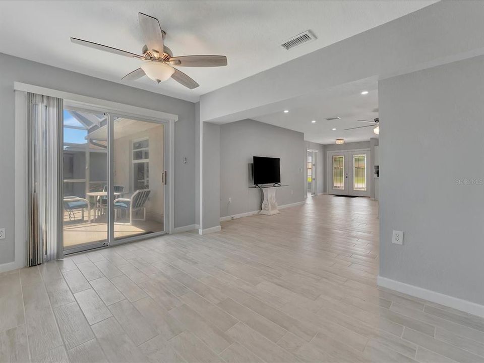 Bonus family room - Sliding door out to Pool