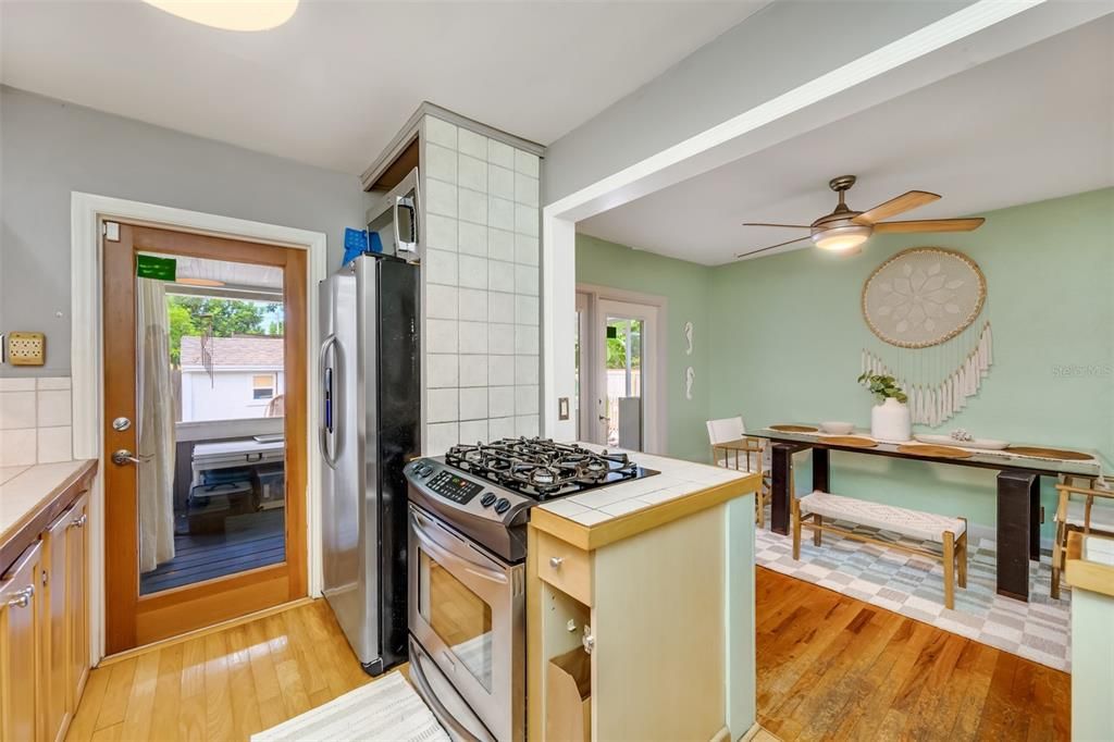 For Sale: $575,000 (3 beds, 1 baths, 1250 Square Feet)