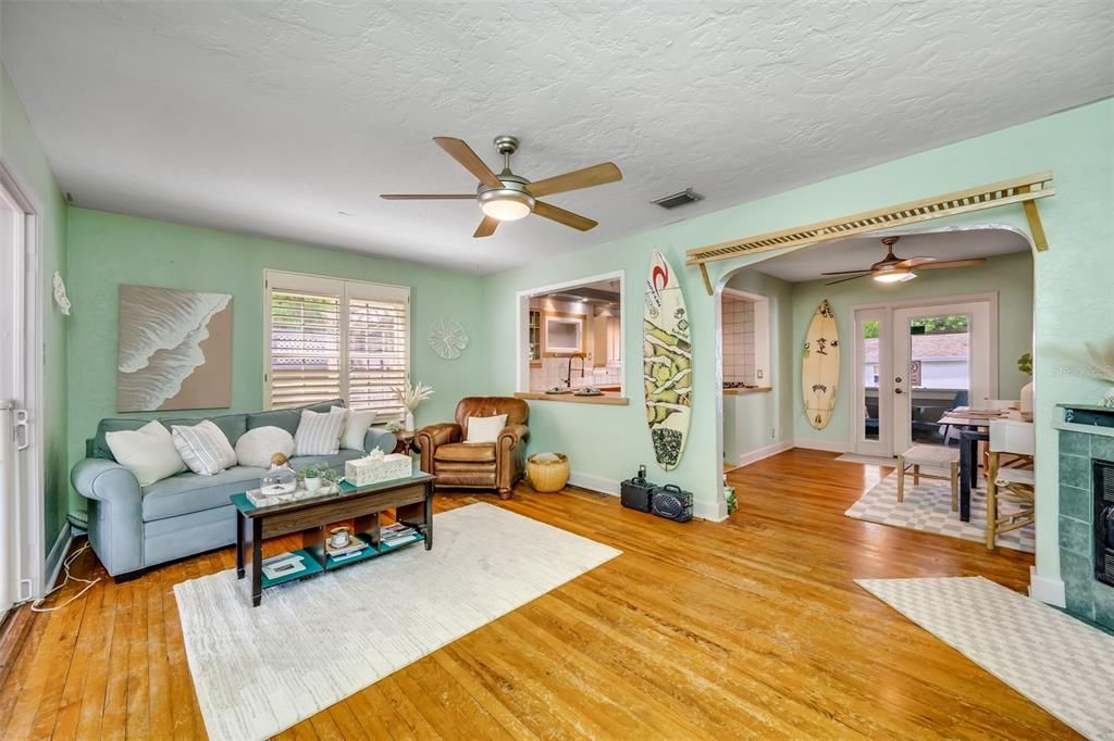 For Sale: $575,000 (3 beds, 1 baths, 1250 Square Feet)