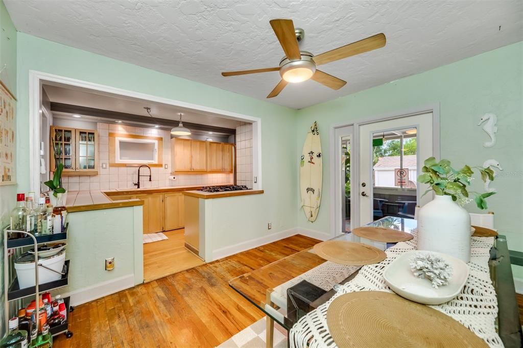 For Sale: $575,000 (3 beds, 1 baths, 1250 Square Feet)