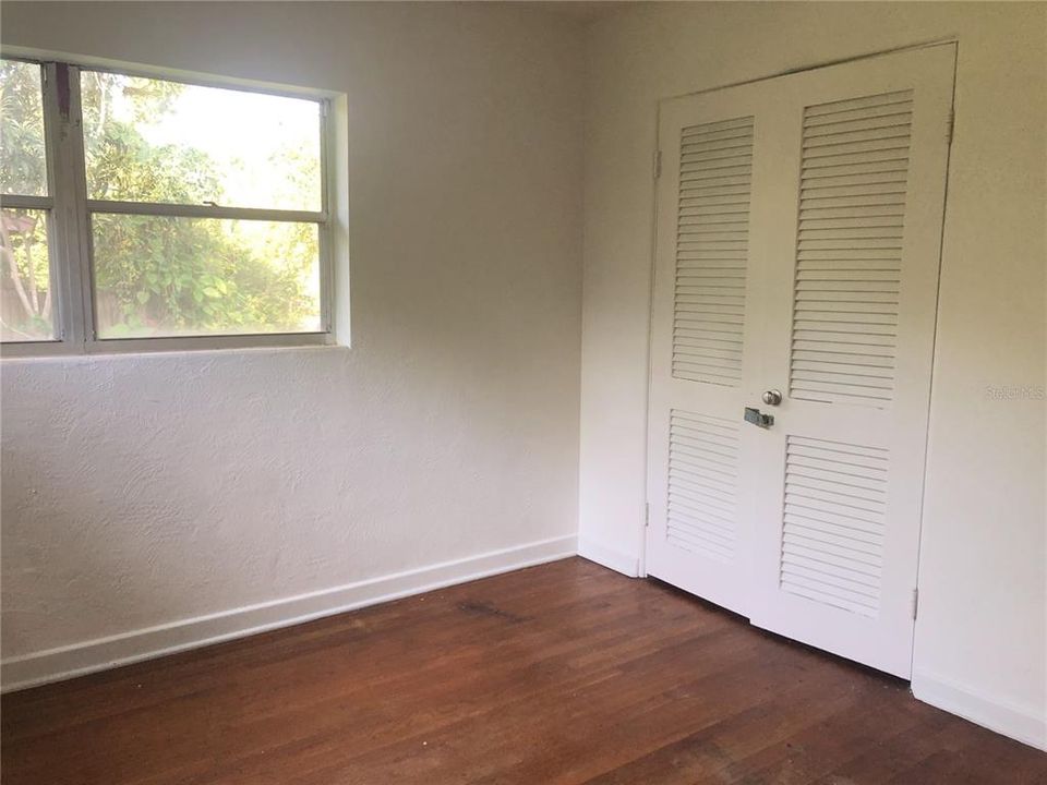 For Sale: $265,000 (2 beds, 1 baths, 939 Square Feet)