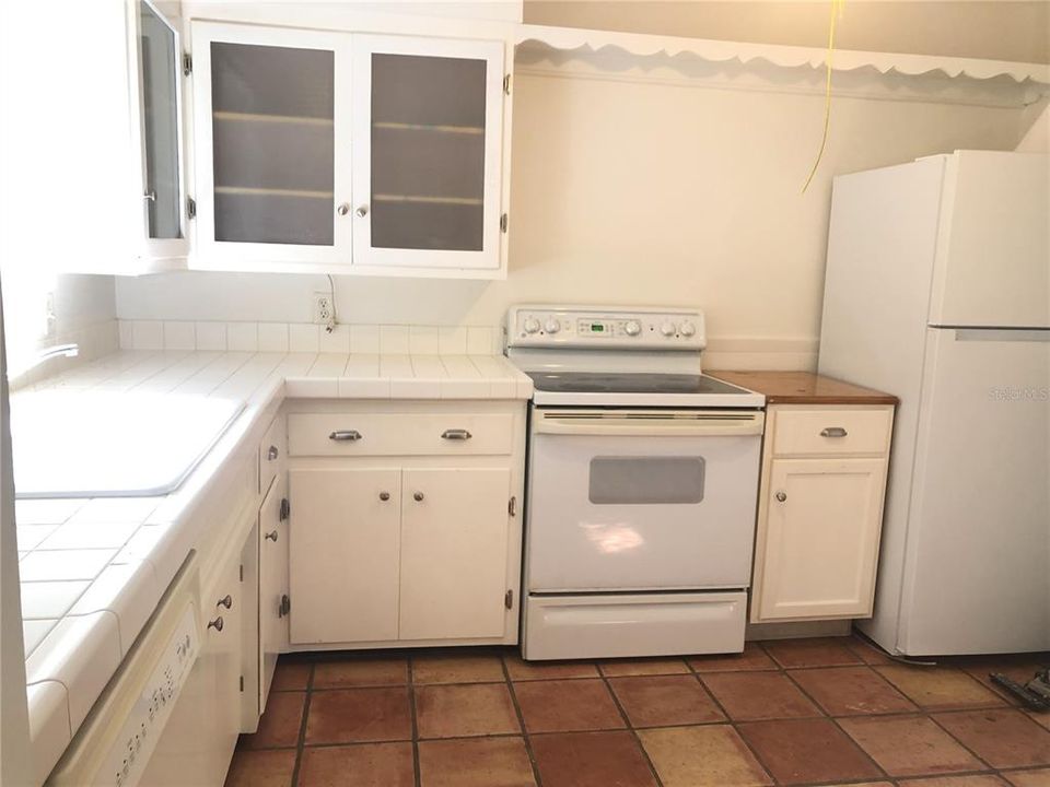 For Sale: $265,000 (2 beds, 1 baths, 939 Square Feet)