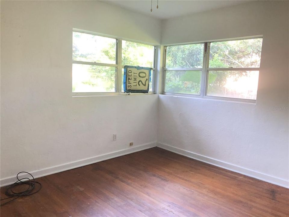 For Sale: $265,000 (2 beds, 1 baths, 939 Square Feet)