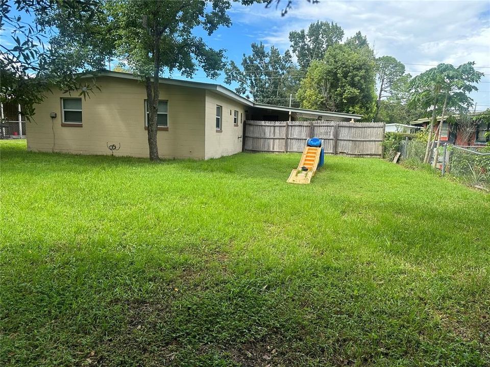 perimeter view of back yard