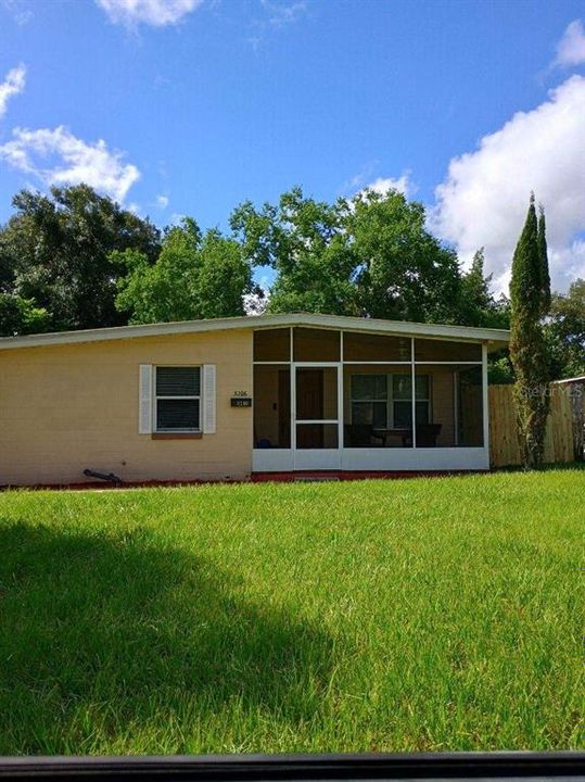 Front view (large front yard)