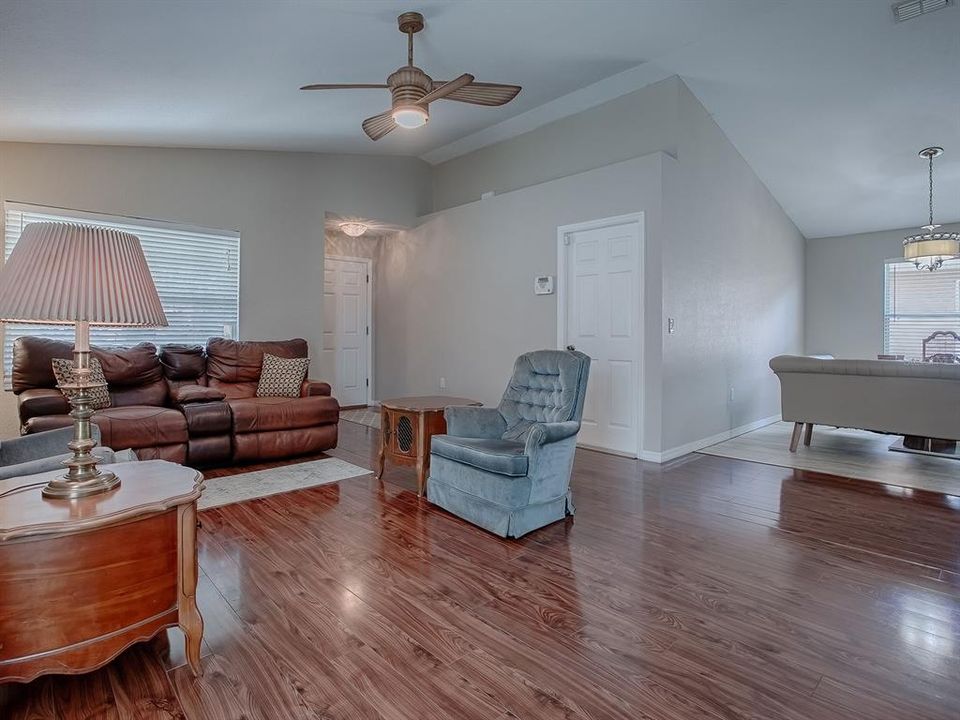 For Sale: $264,900 (3 beds, 2 baths, 1425 Square Feet)