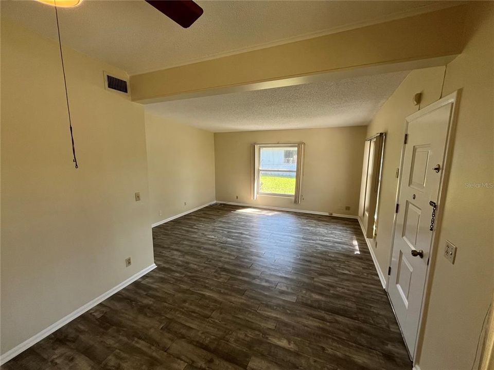 For Sale: $299,500 (3 beds, 1 baths, 1025 Square Feet)