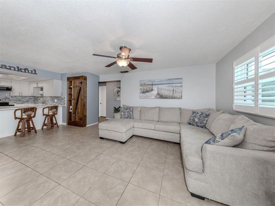 For Sale: $300,000 (2 beds, 2 baths, 1016 Square Feet)