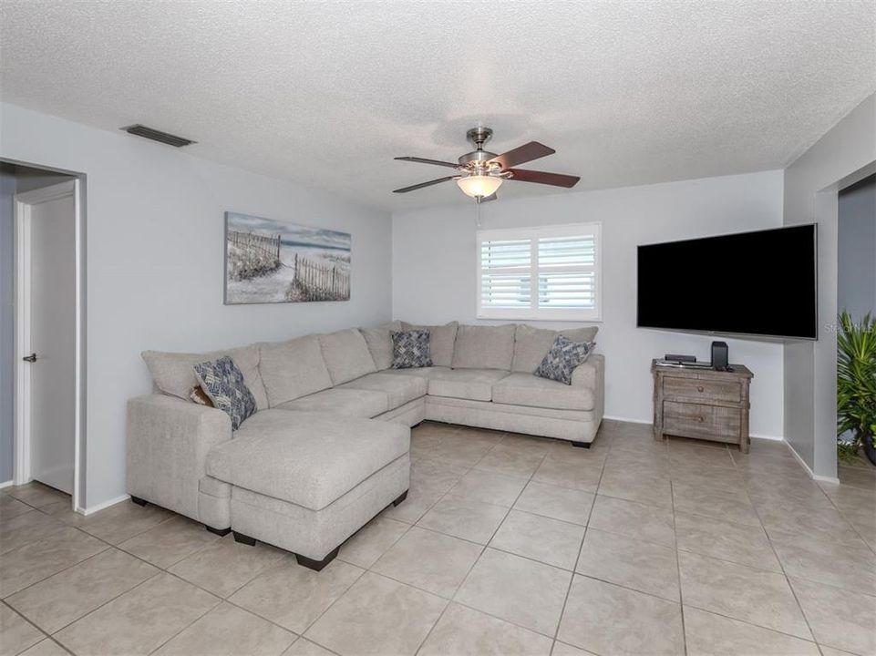 For Sale: $300,000 (2 beds, 2 baths, 1016 Square Feet)