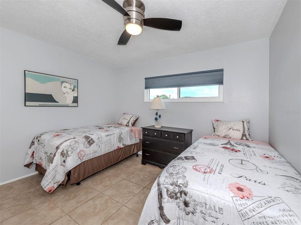 For Sale: $300,000 (2 beds, 2 baths, 1016 Square Feet)