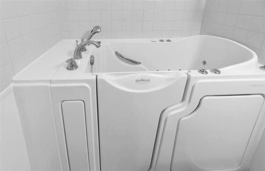 Accessible tub