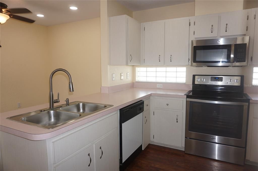 For Sale: $224,700 (2 beds, 2 baths, 1283 Square Feet)