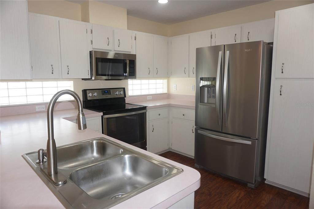 For Sale: $224,700 (2 beds, 2 baths, 1283 Square Feet)