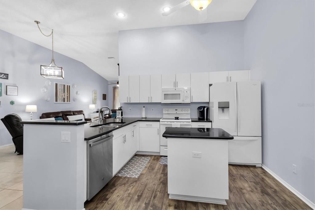 For Sale: $349,000 (2 beds, 2 baths, 1220 Square Feet)