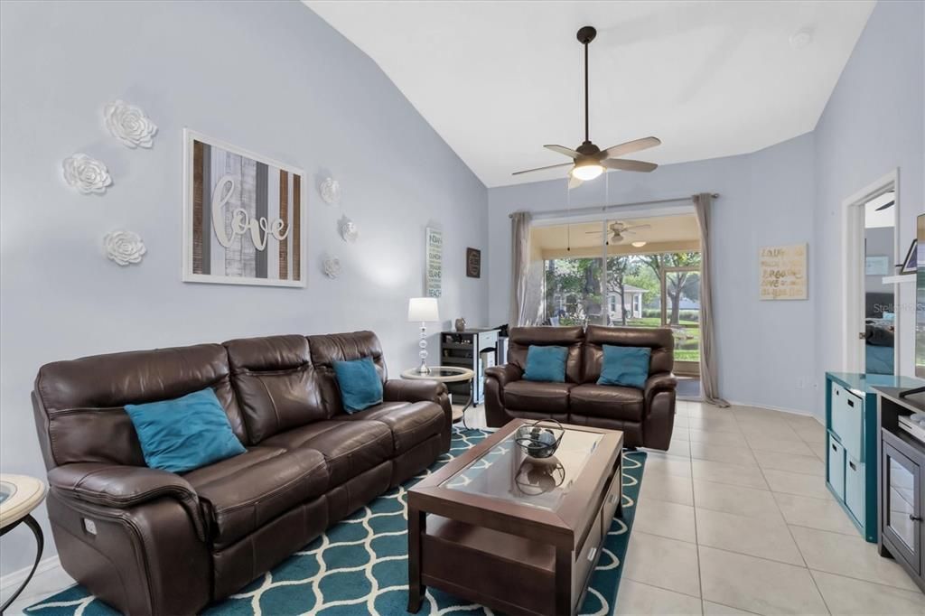 For Sale: $349,000 (2 beds, 2 baths, 1220 Square Feet)