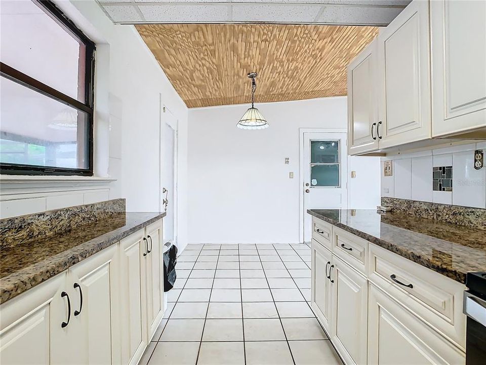 For Sale: $299,000 (3 beds, 1 baths, 989 Square Feet)