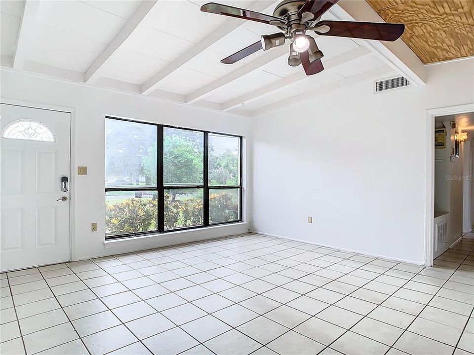 For Sale: $299,000 (3 beds, 1 baths, 989 Square Feet)