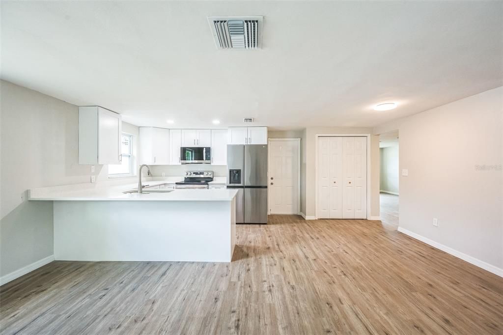 For Sale: $359,900 (3 beds, 2 baths, 1578 Square Feet)