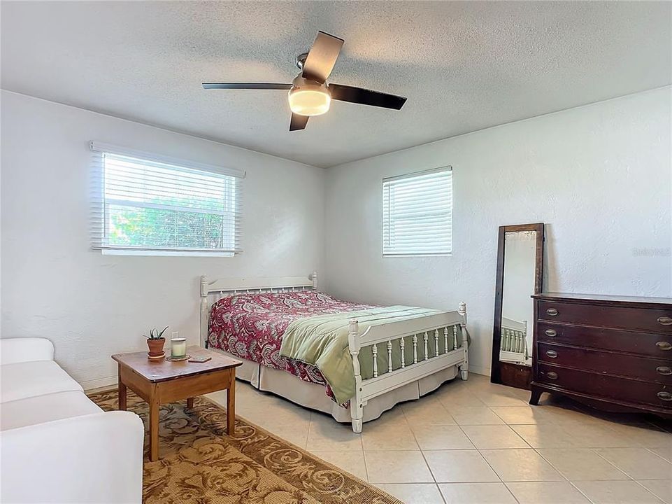 For Sale: $419,000 (2 beds, 1 baths, 1015 Square Feet)