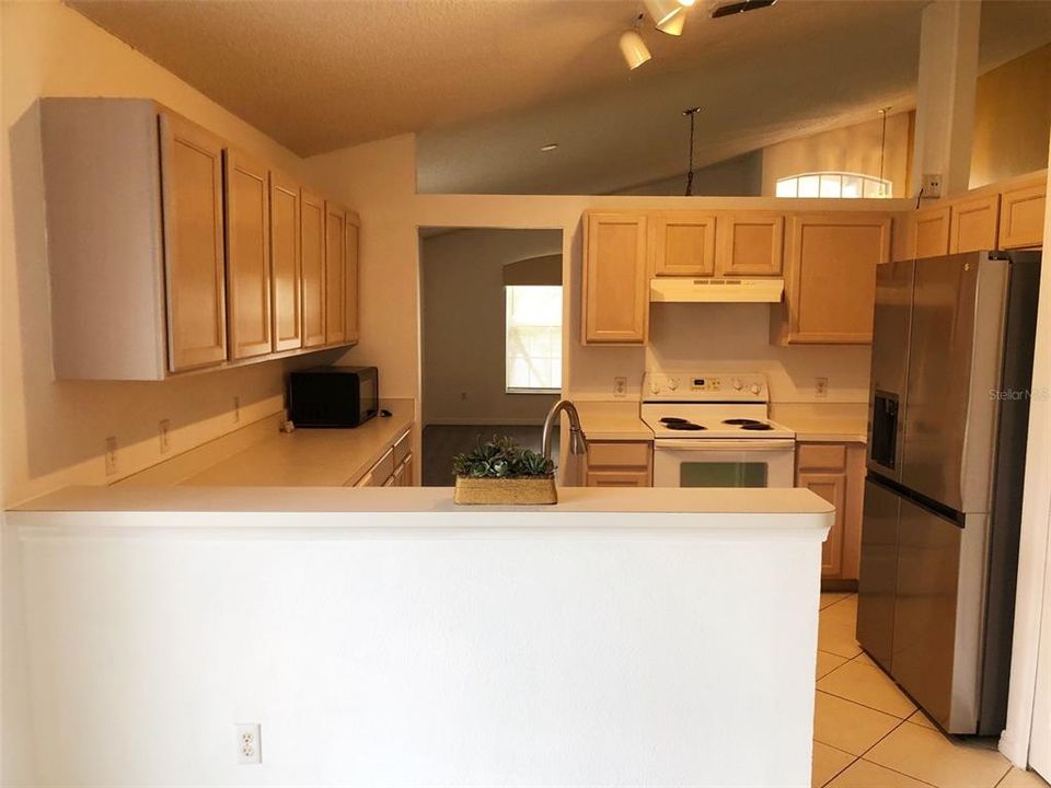 For Rent: $2,550 (4 beds, 2 baths, 1934 Square Feet)