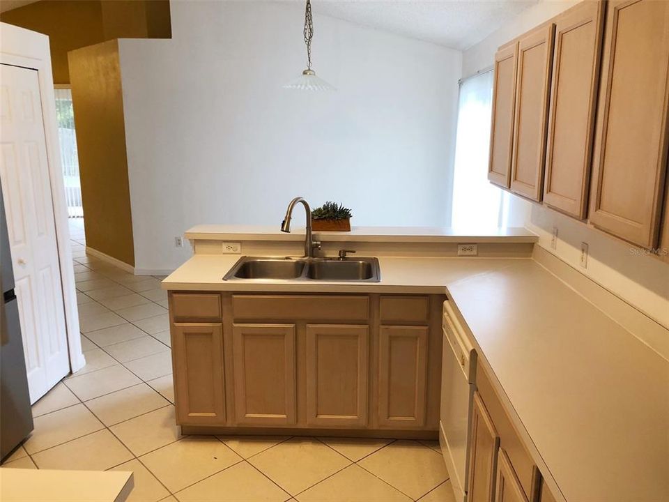 For Rent: $2,550 (4 beds, 2 baths, 1934 Square Feet)