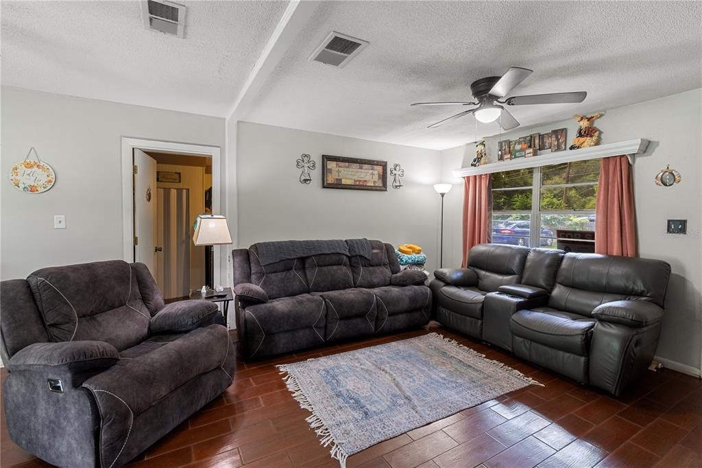 For Sale: $370,000 (4 beds, 2 baths, 1224 Square Feet)