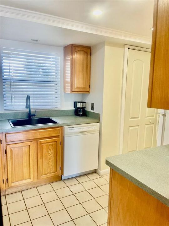 For Sale: $221,500 (1 beds, 1 baths, 850 Square Feet)