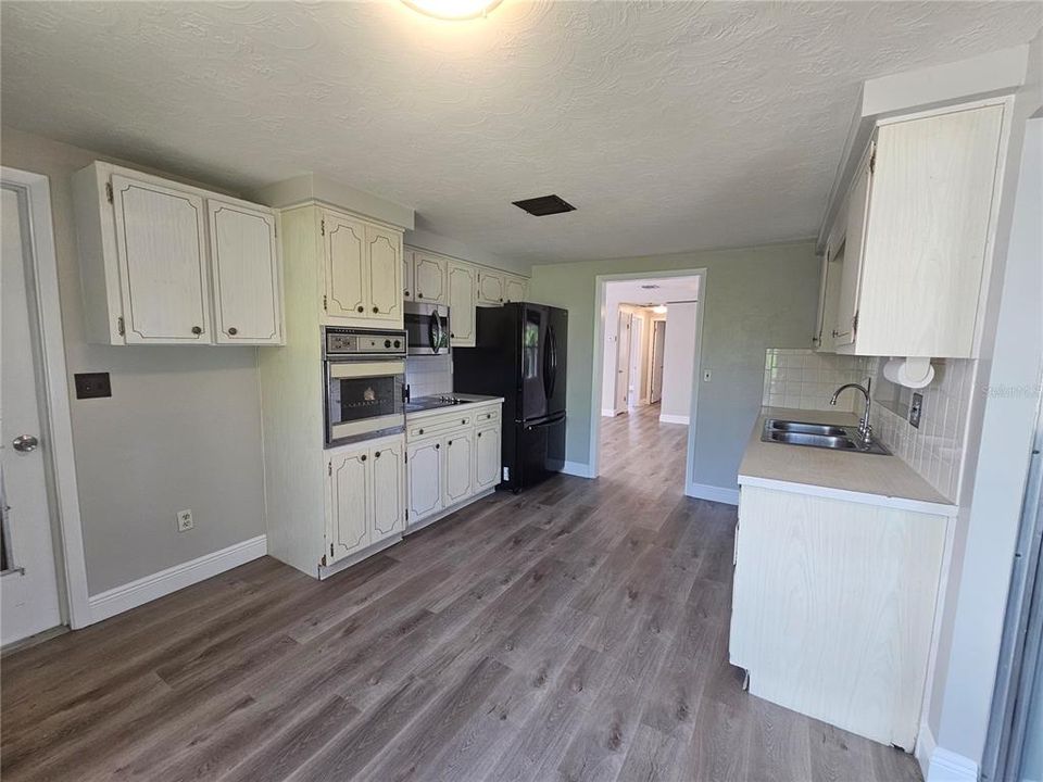 For Sale: $214,900 (2 beds, 1 baths, 1228 Square Feet)